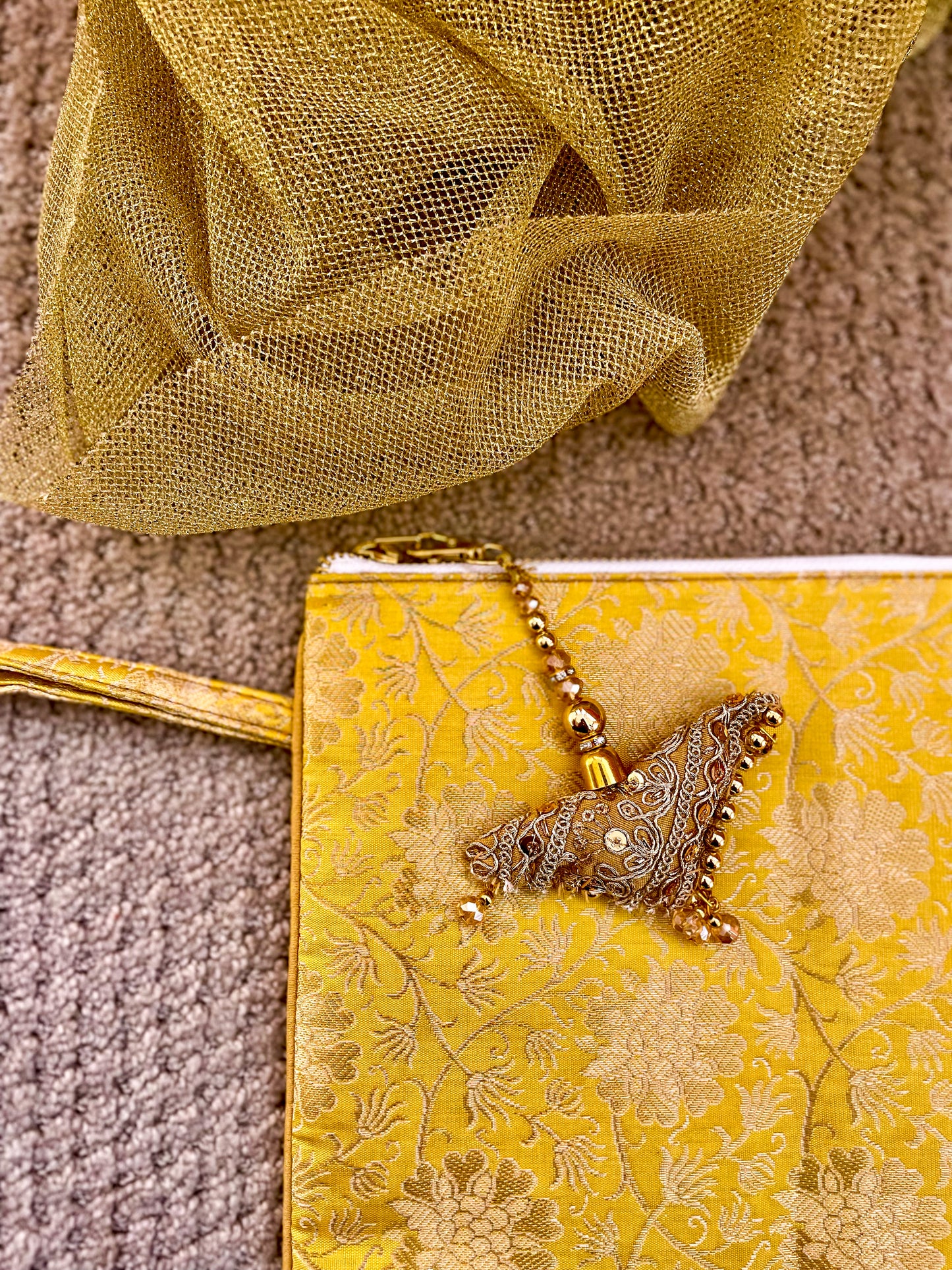 Floral Vines Silk Saree Wristlet